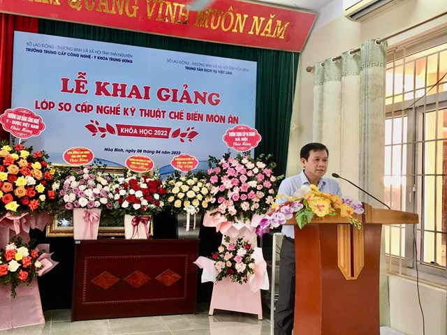 Ông Đới Văn Chinh - Phó Giám đốc Sở Lao động Thương binh và Xã hội tỉnh Hòa Bình phát biểu tại buổi Lễ khai giảng - Ảnh: Phi Long