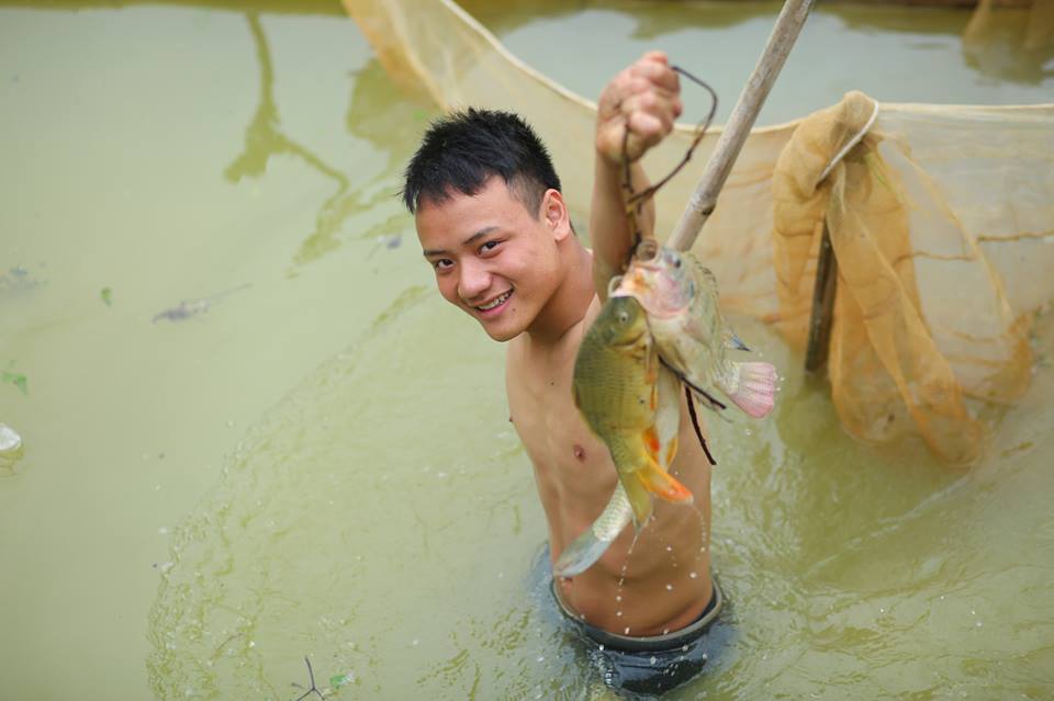 Nhiều người bắt được cá, giơ lên khoe chiến tích.