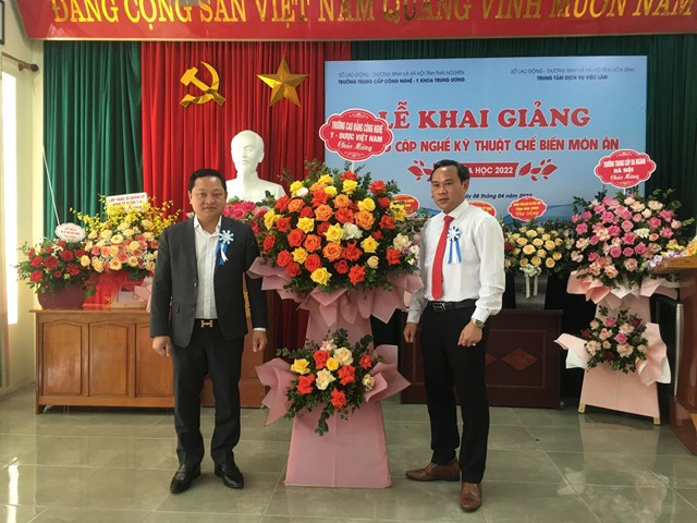 Ông Nguyễn Văn Tuấn - Chủ tịch HĐQT, Hiệu trưởng Trường Cao Đẳng Công nghệ Y - Dược Việt Nam tặng hoa chúc mừng tại buổi Lễ khai giảng năm học - Ảnh: Phi Long