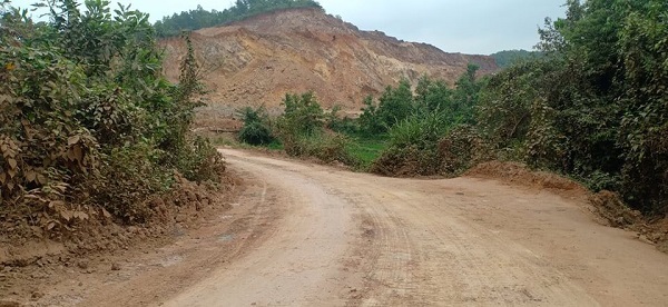 Cảnh khai thác đất tại trang trại của Công ty Thành Nam ở Đồi Bòng, xã Thạch Bình (huyện Nho Quan, tỉnh Ninh Bình).