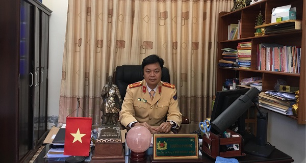 Trung tá Vũ Đình Trụ - Trưởng phòng PC08 Công an tỉnh Phú Thọ trao đổi với phóng viên