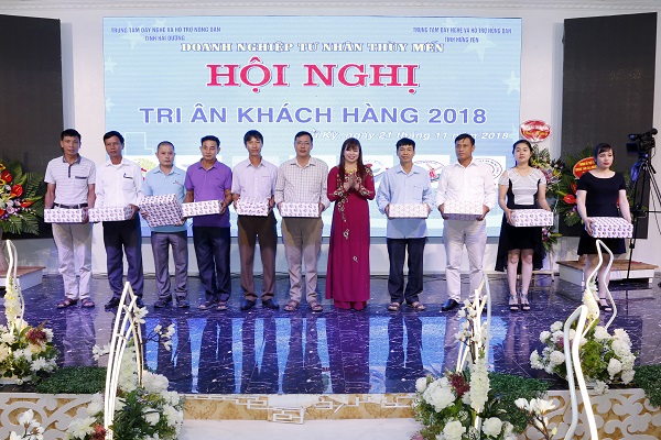 Trao quà tri ân các khách hàng có sản lượng tốt và thanh toán tốt trong vụ mùa 2018