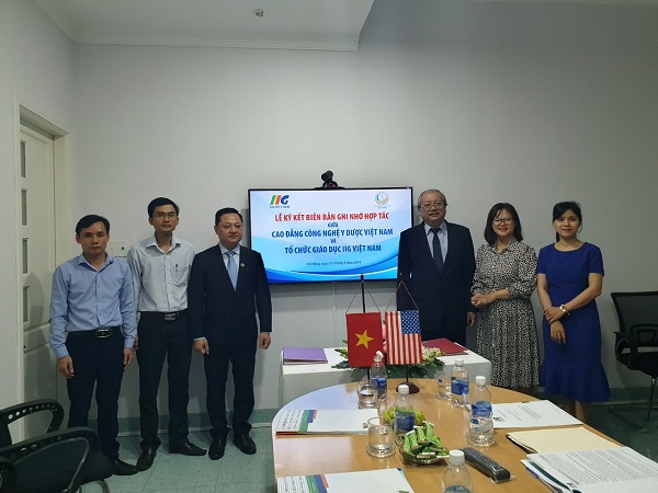   Lãnh đạo Trường Cao đẳng Công nghệ Y Dược Việt Nam và Lãnh đạo IIG Việt Nam tại lễ ký kết