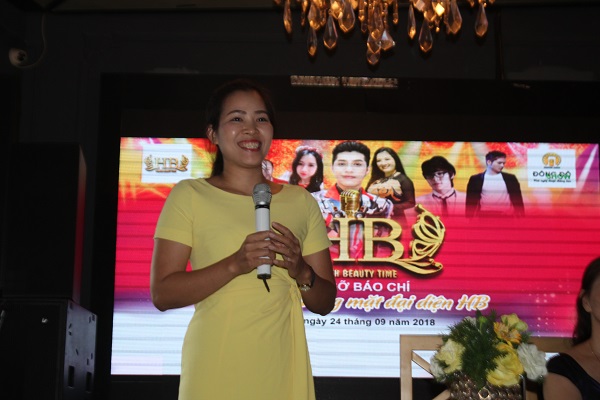 Bà Huỳnh Thị Ngọc Bích, Giám đốc Công ty TNHH HB phát biểu tại buổi họp báo. (Ảnh Sơn Thủy)