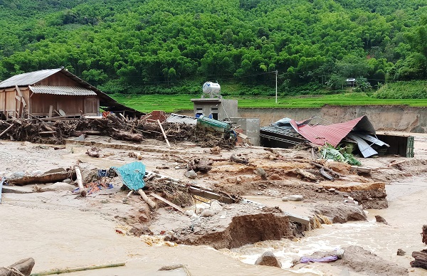 Cảnh tan hoang, đổ nát tại bản Sa Ná (xã Na Mèo, huyện Quan Sơn, Thanh Hóa) -  nơi cơn lũ do hoàn lưu bão số 3 (Wipha) quét qua.