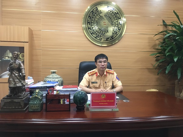 Thượng tá Hoàng Tiến Nam - Trưởng phòng PC08 Công an tỉnh Hải Dương trao đổi với phóng viên.