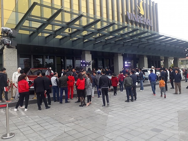   Sự kiện VinFast ra mắt 03 dòng xe ở Hà Tĩnh thu hút đông đảo người dân đến tham quan, đặt mua