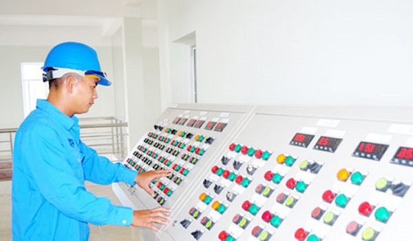 Công nhân vận hành cấp nước nhà máy Cầu Bạch (Công ty CP Cấp nước Nghệ An).
