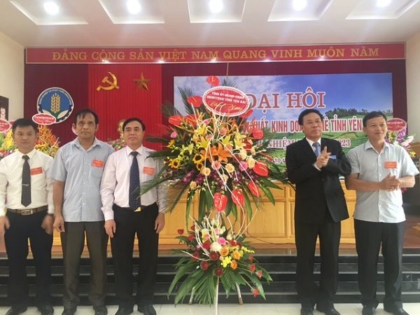   Ông Nguyễn Văn Khánh - Phó Chủ tịch UBND tỉnh Yên Bái tặng hoa chúc mừng Đại hội thành công