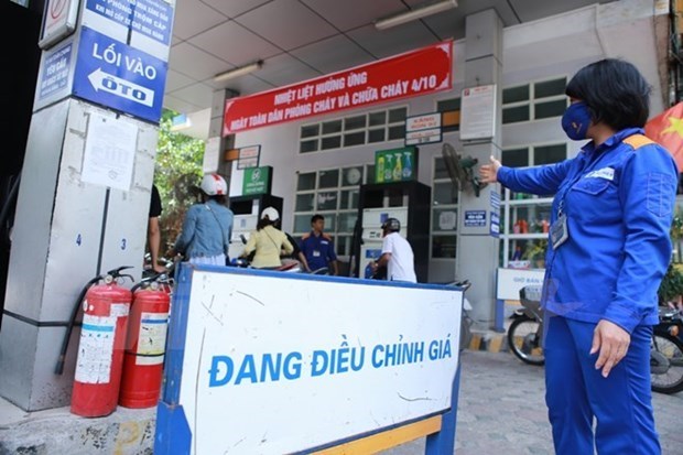 Giá xăng tăng nhẹ, các mặt hàng dầu cộng thêm hơn 1.000 đồng mỗi lít | Kinh  doanh | Vietnam+ (VietnamPlus)