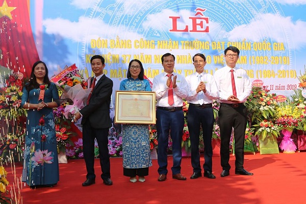 Bà Nguyễn Thị Thu Huyền, Phó Giám đốc Sở Giáo dục & Đào tạo tỉnh Phú Thọ trao bằng công nhận trường đạt chuẩn Quốc gia cho Trường THPT Trung Nghĩa.