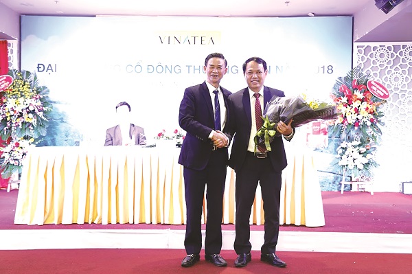   Ông Lại Cao Lê Chủ tịch HĐQT Vinatea chúc mừng ông Nguyễn Hồng Anh được bầu giữ chức vụ Thành viên HĐQT Vinatea