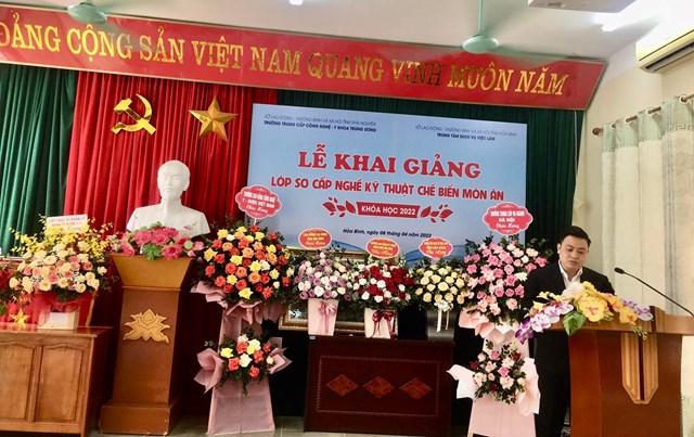 Thạc sĩ Nguyễn Văn Thịnh - Hiệu trưởng trường Trung cấp Công nghệ - Y khoa Trung ương phát biểu tại buổi Lễ khai giảng - Ảnh: Phi Long