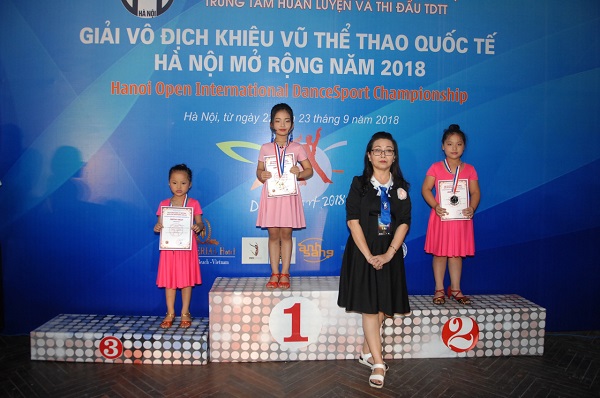   Bảo Trân với huy chương vàng hạng F1 Nhi đồng CLB.1 Latin thành phố Hà Nội