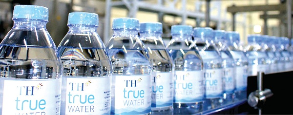 Những chai nước tinh khiết TH true WATER tinh tế, được sản xuất từ nguồn nước ngầm hoàn toàn thiên nhiên .