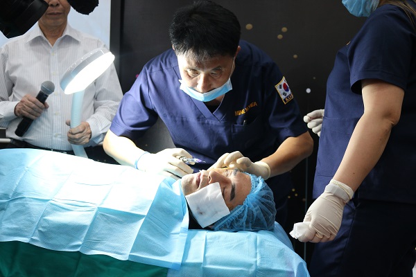 Chuyên gia, bác sĩ Hàn Quốc trình diễn  kỹ thuật tiêm Mesotherapy