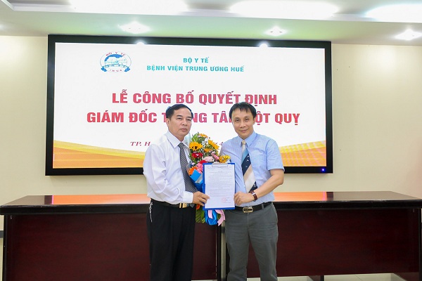 GS.TS Phạm Như Hiệp (bên phải), Giám đốc BVTW Huế trao Quyết định bổ nhiệm Giám đốc Trung tâm Đột quỵ cho TS.BS Nguyễn Nam Hùng