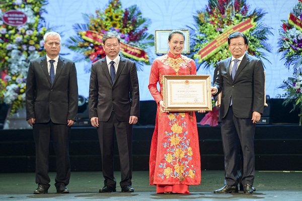 Với nhiều thành tích đã đạt được, Tổng Giám đốc đã vinh dự được Phó Thủ tướng Trịnh Đình Dũng trao tặng Huân Chương Lao động hạng Nhì nhân dịp Lễ kỷ niệm 50 năm thành lập Tổng công ty Điện miền Bắc