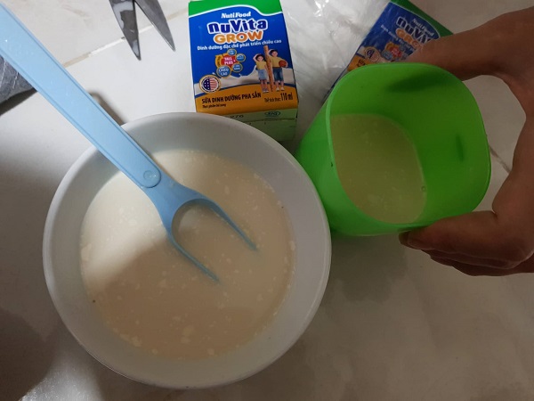 Sữa Nuvita Grow 110ml của Nitufood có hiện tượng vón cục, kém chất lượng (ảnh do khách hàng cung cấp)