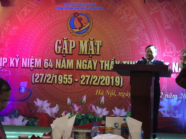 Ông Nguyễn Văn Tuấn, Hiệu trưởng nhà trường phát biểu buổi gặp mặt
