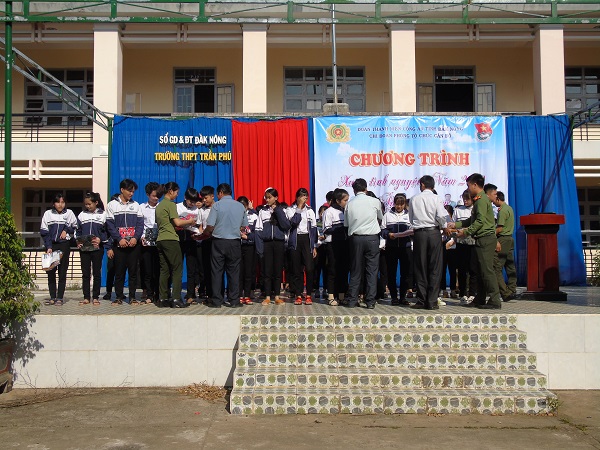 Trao quà cho các em học sinh trường THPT Trần Phú