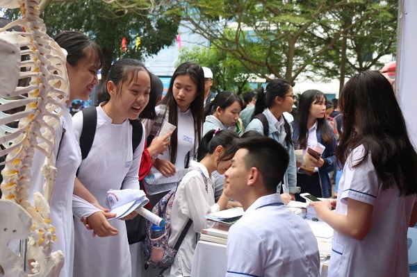 Đông đảo các em học sinh thích thú với các ngành nghề của trường Cao đẳng Công nghệ Y – Dược Việt Nam