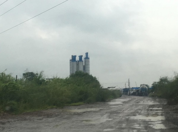 Trạm trộn bê tông của Công ty Minh Tâm đang được lắp đặt trái phép trên đất nông nghiệp ở xã Đồng Trúc.