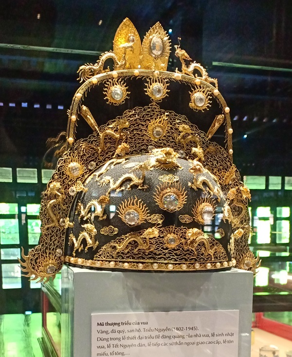 Mũ thượng triều của vua được làm bằng Vàng, đá quý, san hô Triều Nguyễn (1802- 1945)