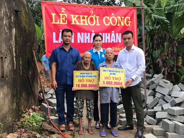 Đại diện Nhóm Nghệ sỹ - Quỹ Hướng về Nghệ Tĩnh, Công ty TNHH Vận tải 179 hỗ trợ gia đình