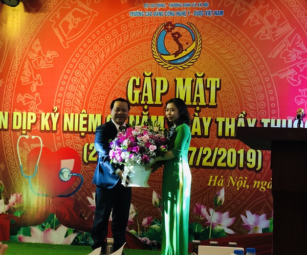 Đại diện trường Cao đẳng Công nghệ Y – Dược Việt Nam tặng hoa chúc mừng PGS.TS Nguyễn Quốc Dũng, Phó chủ tịch Hội Điện quang và Y học hạt nhân Việt Nam.