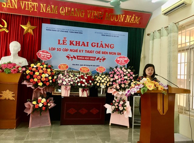 Học viên Nguyễn Thị Phương Thanh đại diện cho gần 30 học viên tham dự buổi Lễ khai giảng lớp Sơ cấp nghề kỹ thuật chế biến món ăn khóa học năm 2022 phát biểu - Ảnh: Phi Long
