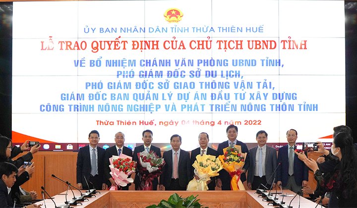 Chủ tịch Nguyễn Văn Phương bên phải trao quyết định bổ nhiệm tân Chánh Văn Phòng bên trá