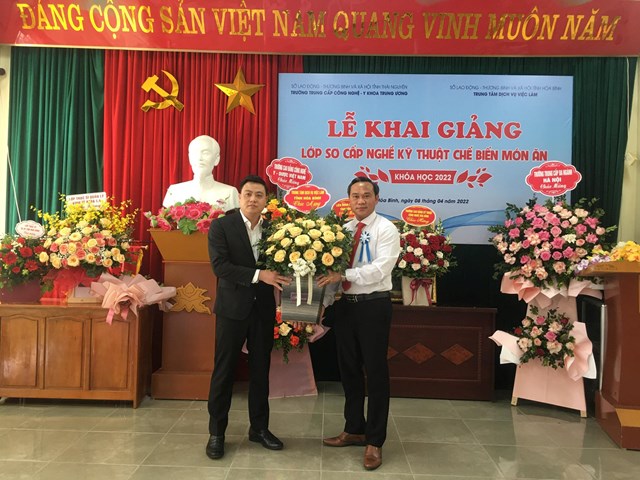 Trung tâm Dịch vụ việc làm, Sở Lao động Thương binh và Xã hội tỉnh Hòa Bình tặng hoa BGH nhà trường - Ảnh: Phi Long