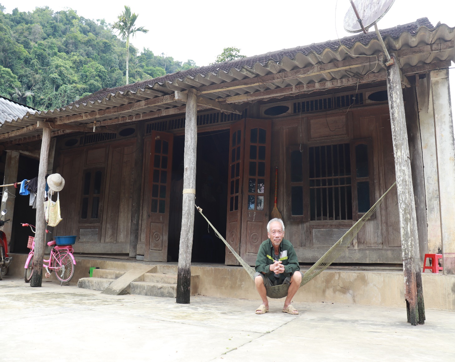 Suốt 13 năm qua, hộ ông Kim Văn Sơn không dám tu sửa nhà cửa, vẫn phải sống trong ngôi nhà cấp 4 xuống cấp.