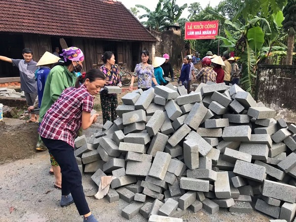 Chi hội Cựu chiến binh và Chi hội Phụ nữ Tổ dân phố Tuần Cầu (phường Trung Lương) hỗ trợ ngày công xây Nhà nhân ái