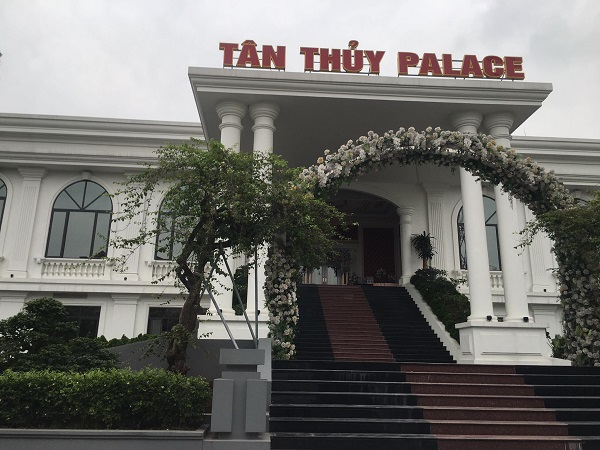 Trung tâm sự kiện Tân Thủy Palace được xây dựng trên đất thuê lại của Trung tâm thi đấu và huấn luyện thể dục thể thao tỉnh Hà Nam.
