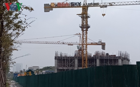 Công trường dự án Bea Sky Nguyễn Xiển thưa thớt công nhân làm việc.