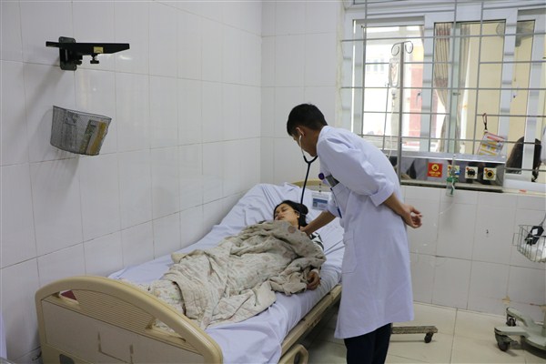 Bác sỹ thăm khám cho bệnh nhân tại khoa cấp cứu chống độc