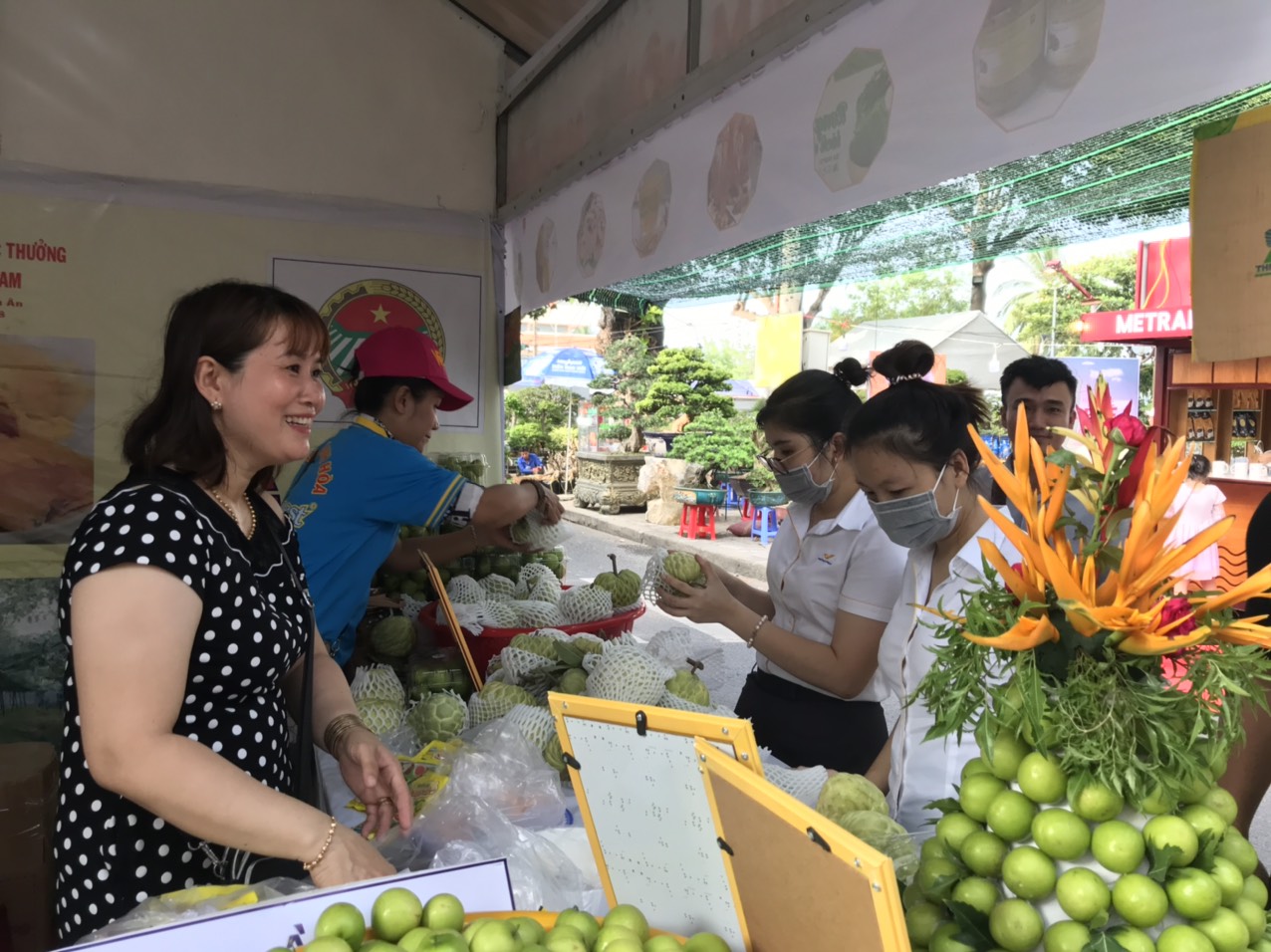 Khai mạc phiên chợ nông sản Khánh Hòa với vô số sầu riêng đặc sản thơm nức