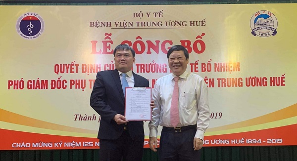Thứ trưởng thường trực Bộ Y tế Nguyễn Viết Tiến trao quyết định bổ nhiệm phó Giám đốc chuyên môn cho TS.BS Nguyễn Thanh Xuân (bên trái).