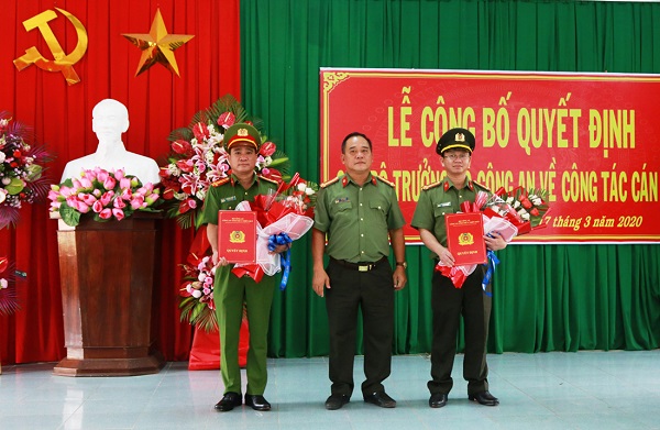 Đại tá Lê Văn Vũ - Phó Giám đốc Công an tỉnh Thừa Thiên – Huế chúc mừng các đồng chí được điều động, bổ nhiệm giữ chức vụ mới.