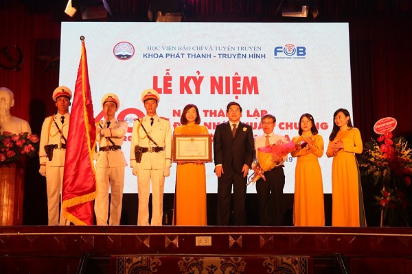 Phó Giám đốc Học viện Chính trị quốc gia Nguyễn Duy Bắc trao Huân chương Lao động hạng Ba cho tập thể lãnh đạo Khoa.