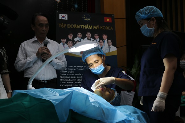 Chuyên gia, bác sĩ Hàn Quốc trình diễn  kỹ thuật như căng chỉ toàn mặt và kỹ thuật tiêm Mesotherapy.