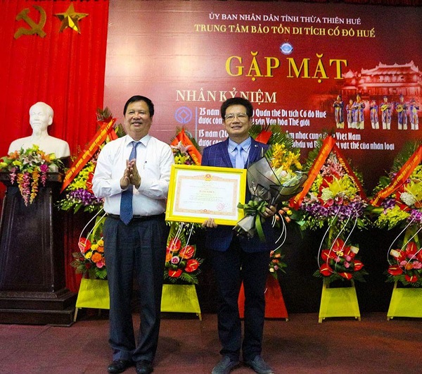 TS.Phan Thanh Hải, Giám đốc Trung tâm BTDT Cố đô Huế (bên phải) nhận bằng khen của Thủ tướng Chính phủ