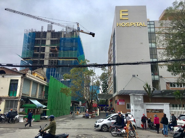 Cần trục tháp tại dự án “lơ lửng” trong Bệnh viện E