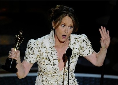 Melissa Leo nhận Oscar Nữ diễn viên phụ xuất sắc với vai diễn trong "The Fighter". Ảnh: AP.