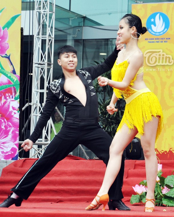 Dance sport “đốt cháy” Festival sinh viên Thủ đô