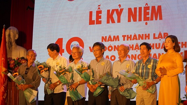PGS, TS. Nguyễn Thị Trường Giang tặng hoa tri ân các cán bộ, giảng viên đầu tiên của Khoa.