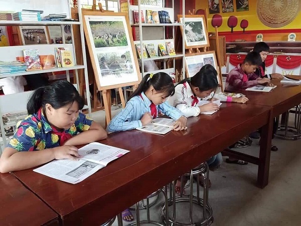 Các em học sinh tham gia đọc sách tại nhà thư viện thân thiện trường THCS Yên Lương