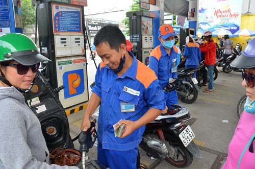 Xăng, dầu đồng loạt giảm giá lần thứ 2 trong tháng 10 - Báo Người lao động